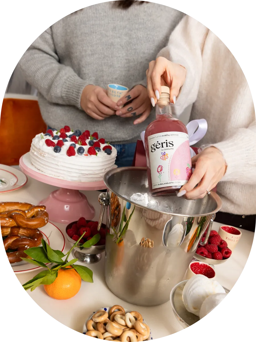 Aviečių Gėrio rinkinys: gėrimas, taurelė ir dovanų maišelis